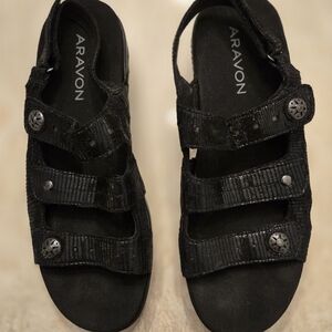 Aravon Kids Black Textured Sandals